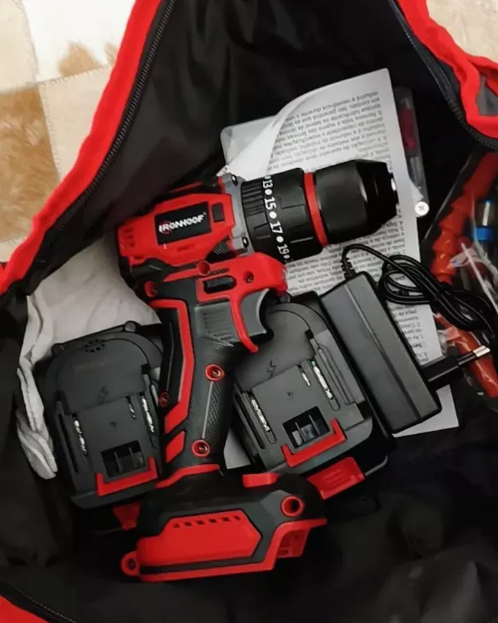 Foto de un cliente: la bolsa abierta con el taladro, las baterías y el cargador