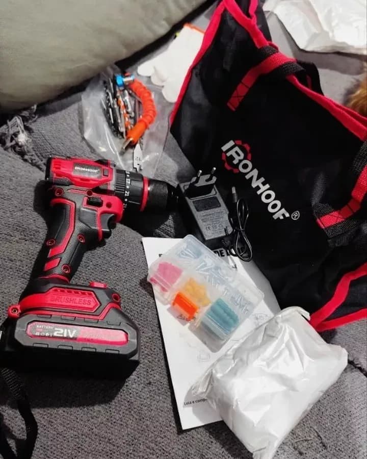 Foto de un cliente: el pedido recién abierto con el taladro y los accesorios