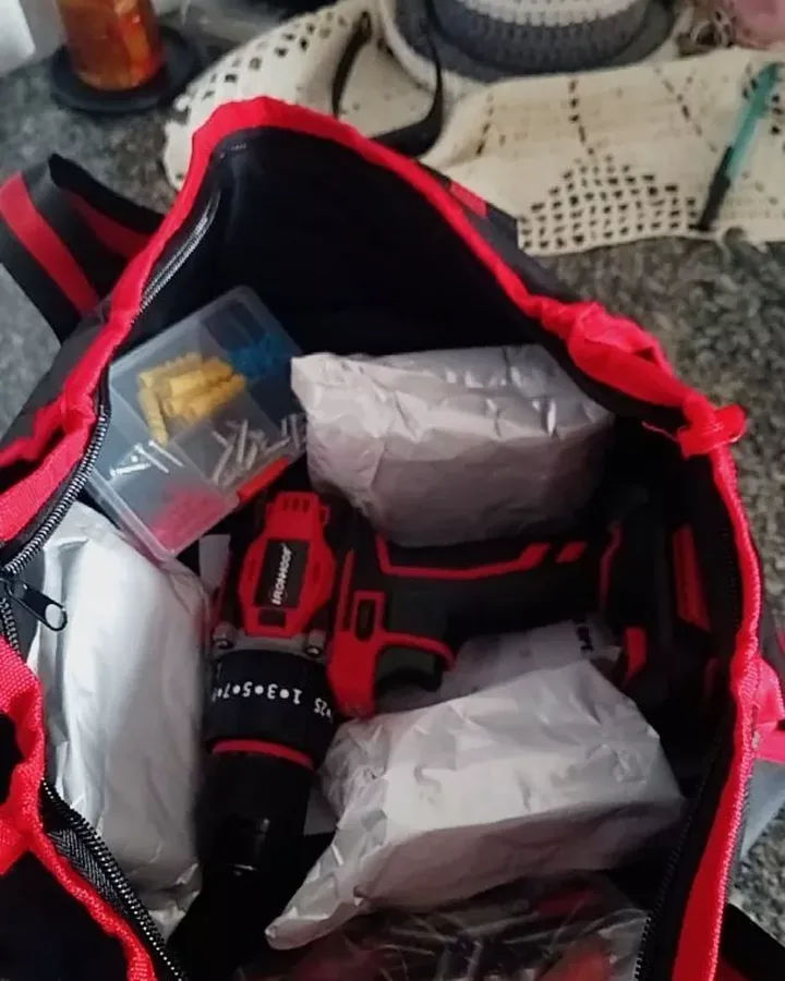 Foto de un cliente: la bolsa con el taladro, los tacos y los accesorios